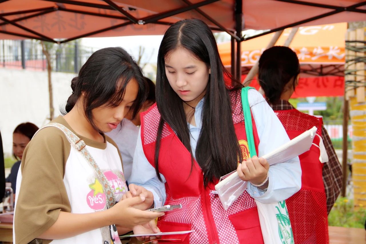 伟德国际英国迎来首届学子