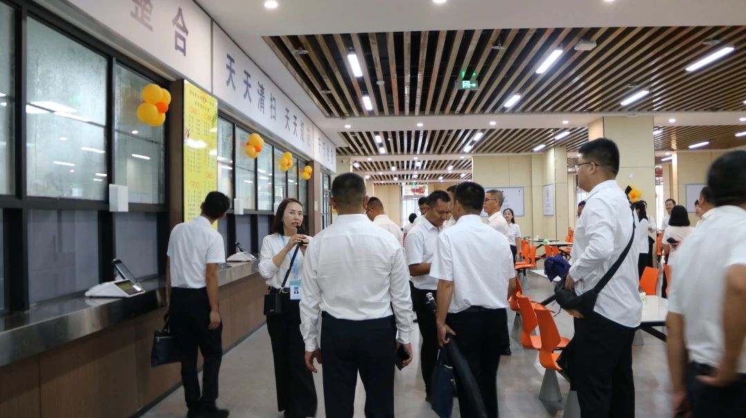 参加临沧市庆祝第40个教师节大会的相关人员到 伟德国际英国参观指导