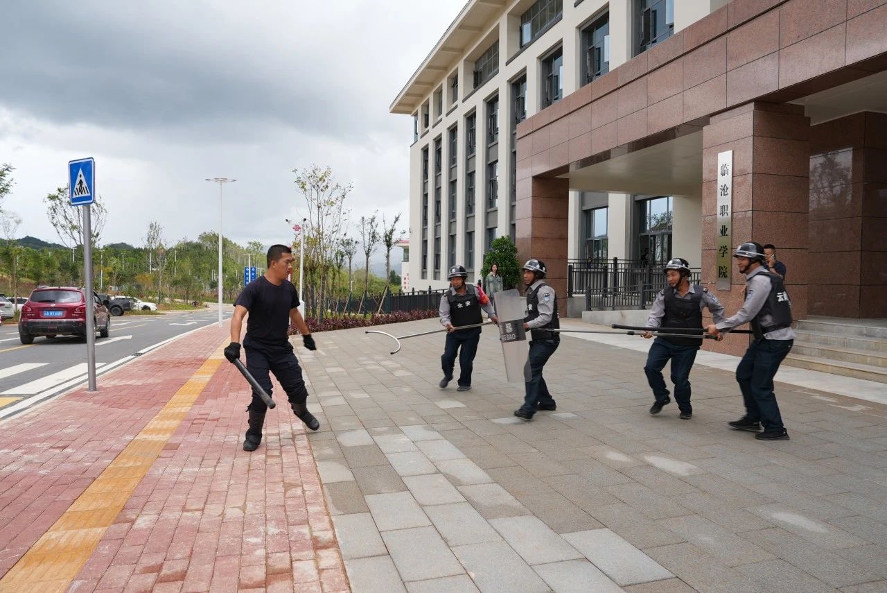 伟德国际英国开展反恐防暴演练