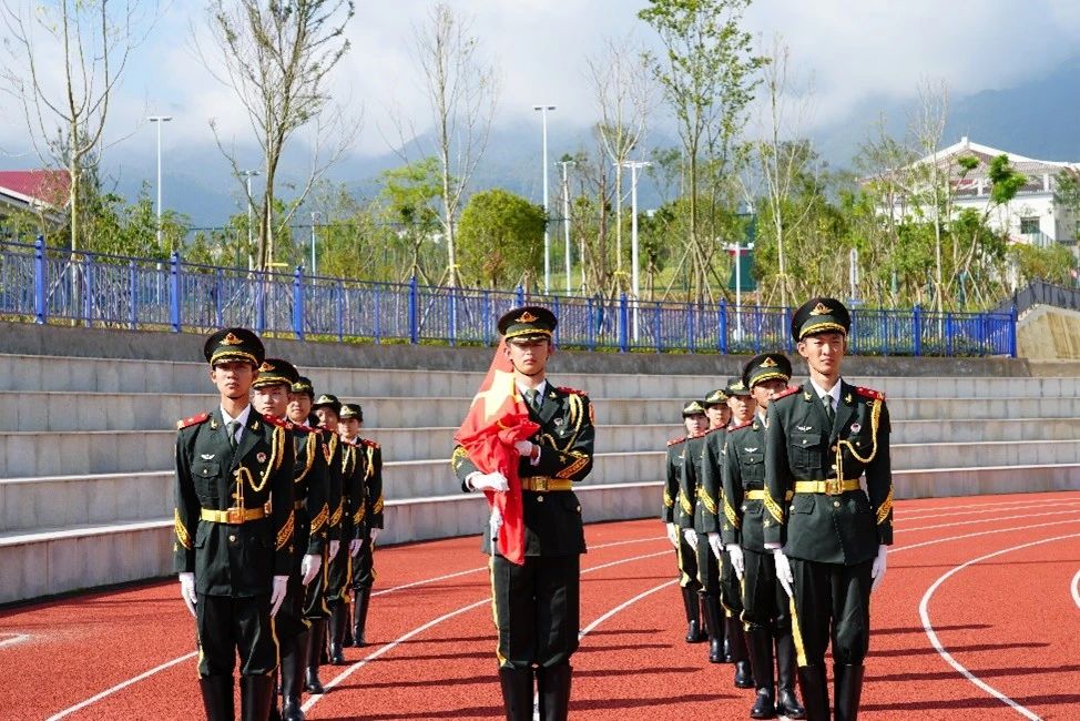 伟德国际英国举行周一升旗仪式