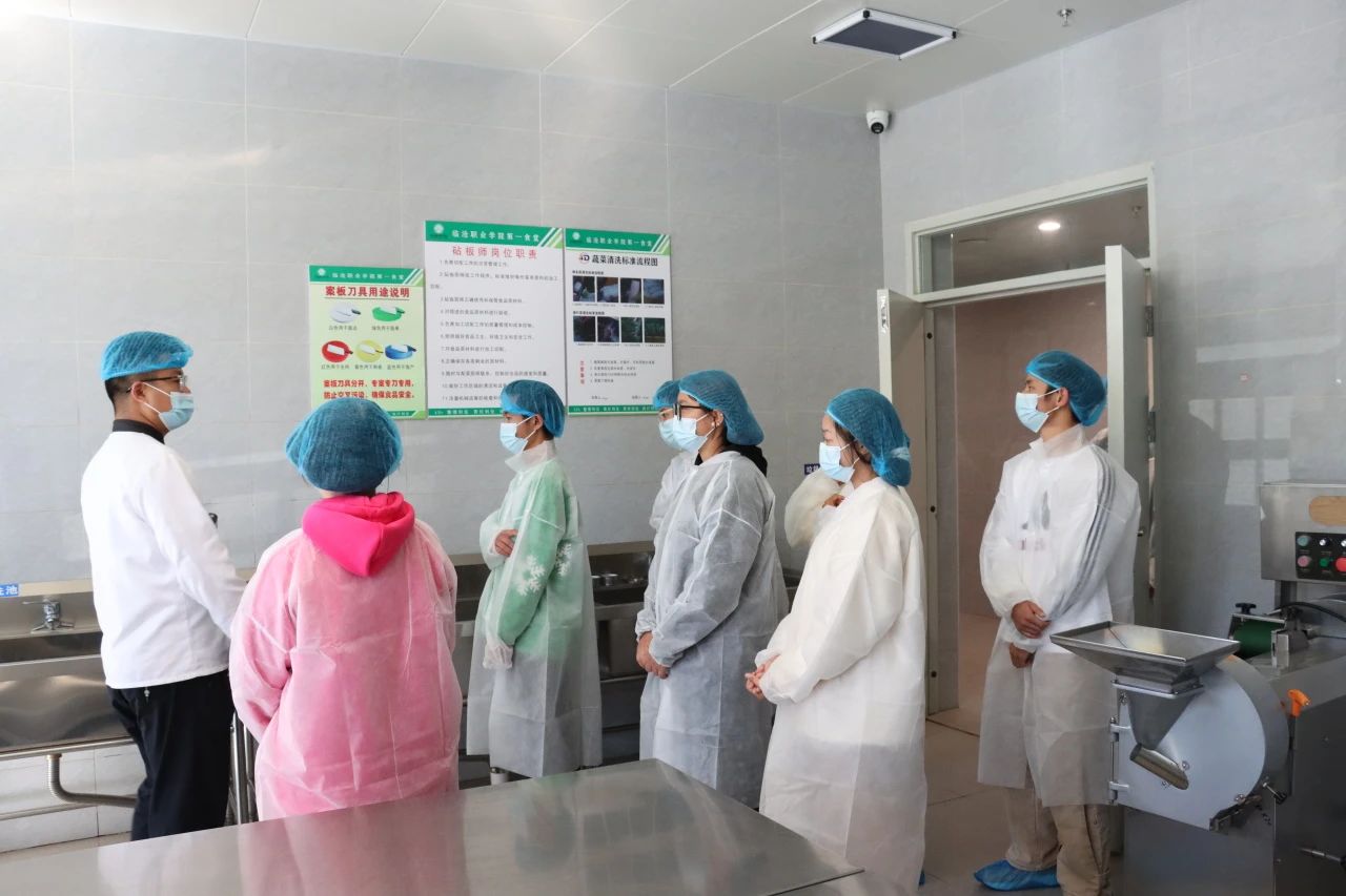 伟德国际英国开展食堂后厨学生代表参观活动