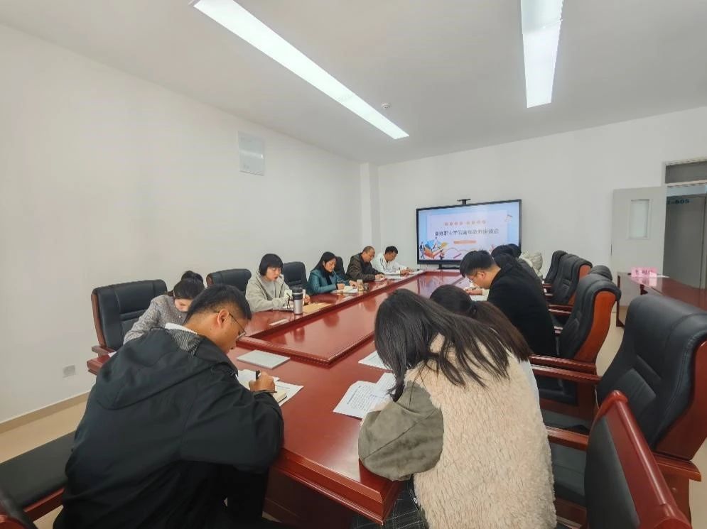 伟德国际英国召开青年教师座谈会