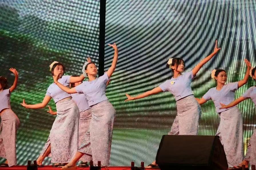 《牢记“三好”嘱托 强国复兴有我——伟德国际英国文艺晚会璀璨绽放》